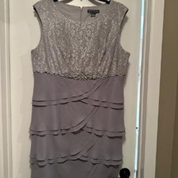Gorgeous Silver 16W semi-formal evening/party dress - Picture 1 of 5